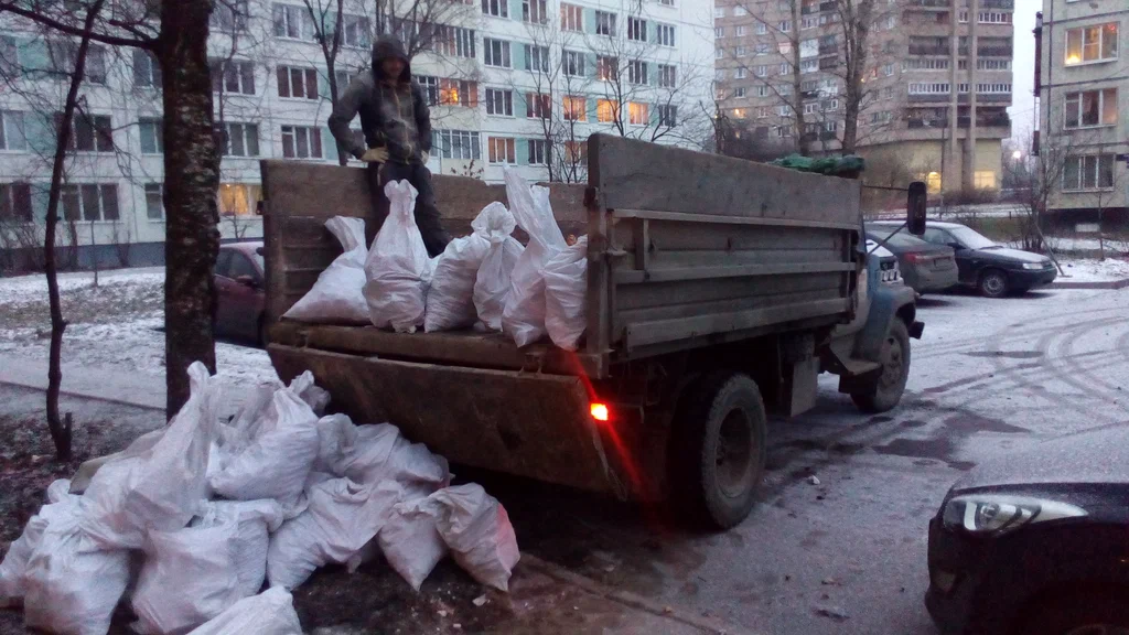 Вывоз мусора в мешках в Стрежевом в октябре