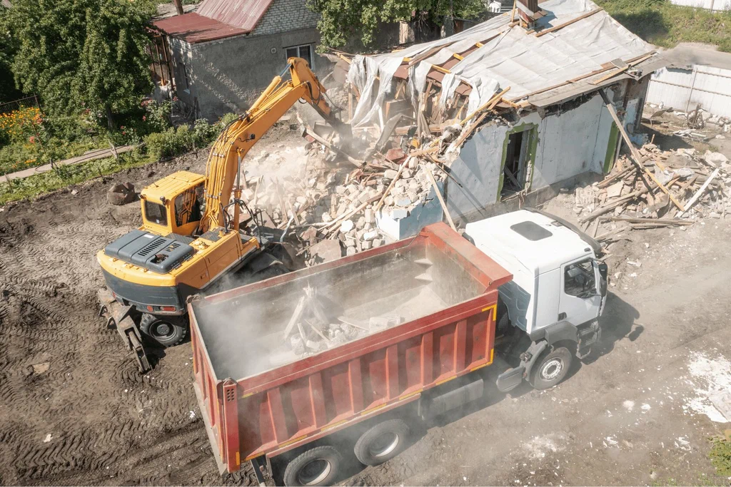 Вывоз мусора после сноса зданий с выездом в Стрежевом в октябре