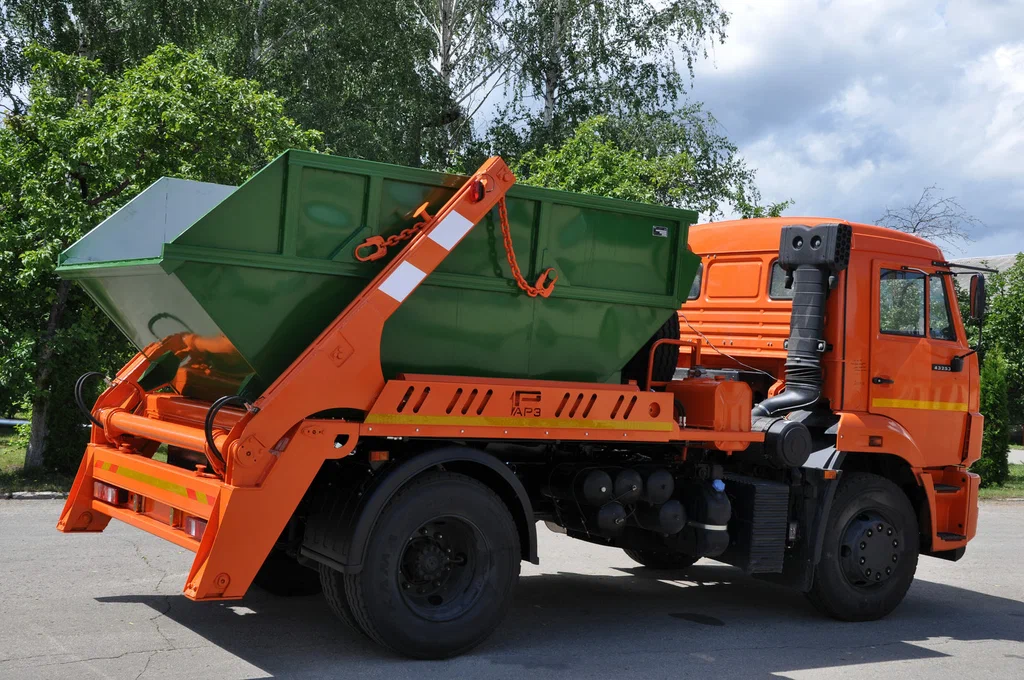 Заказ бункеровоза для вывоза мусора и отходов в Стрежевом в октябре