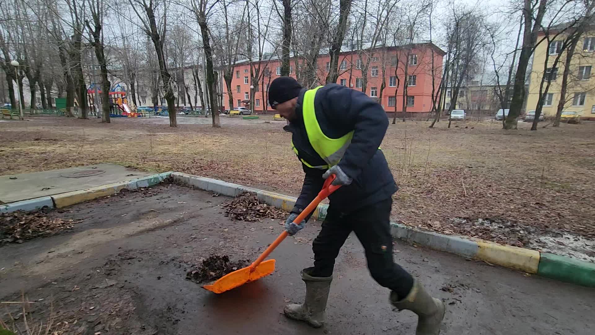 Уборка территорий в Стрежевом в октябре