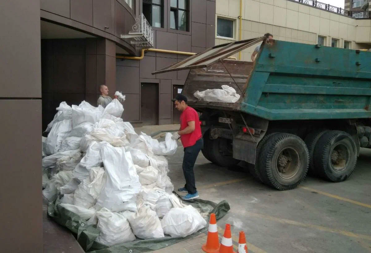 Вывоз мусора из подвала в Стрежевом от ПроМусор – уборка, разбор завалов и очистка, цены от 2447 руб