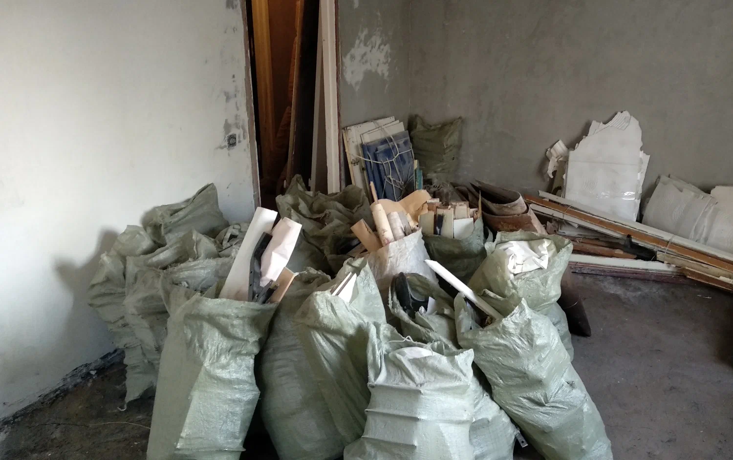 Уборка строительного мусора с вывозом и утилизацией в Стрежевом в октябре