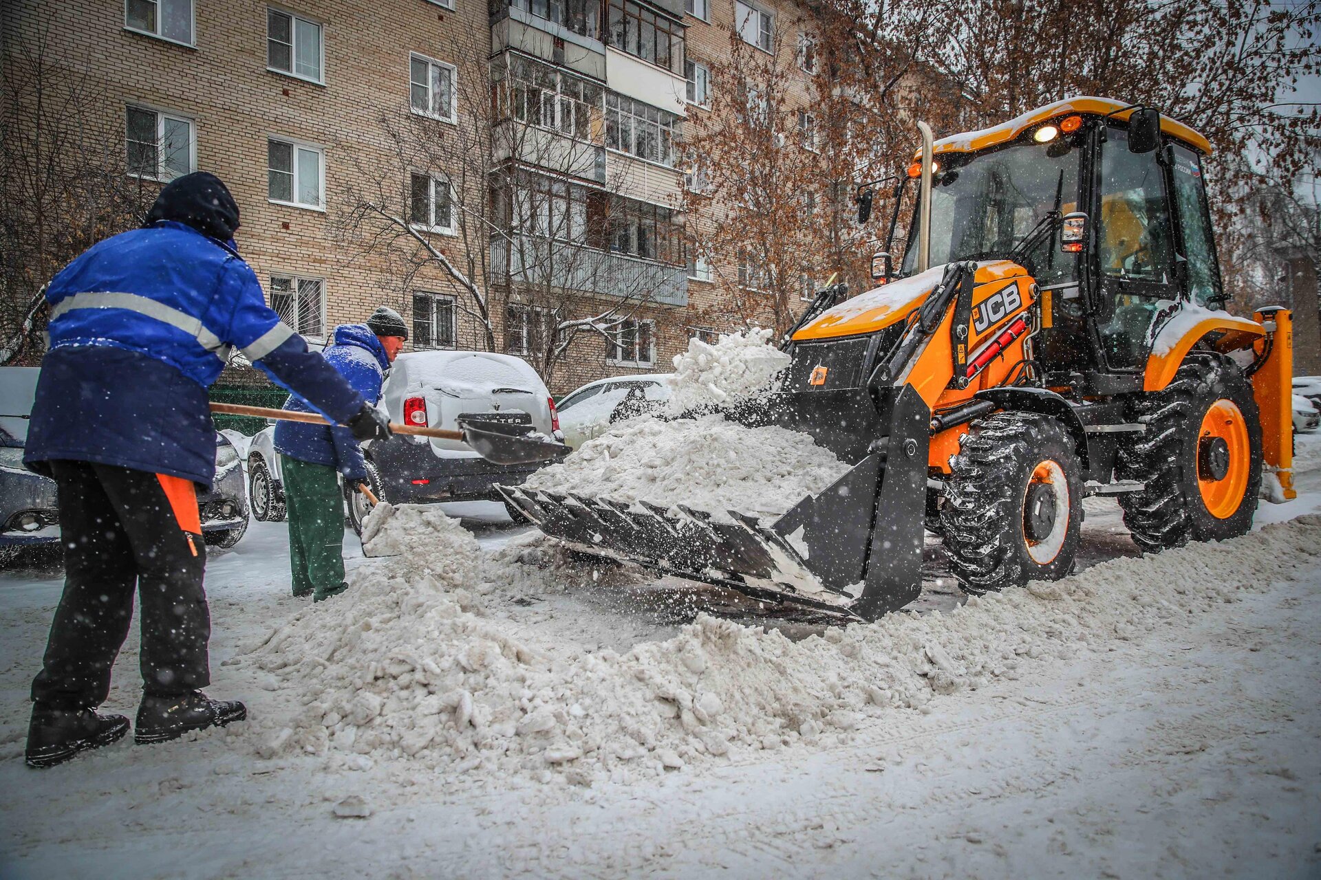Очистка дворов от снега и наледи в Стрежевом — уборка снега, трактор и ручная, цены от 510 руб. | ПроМусор