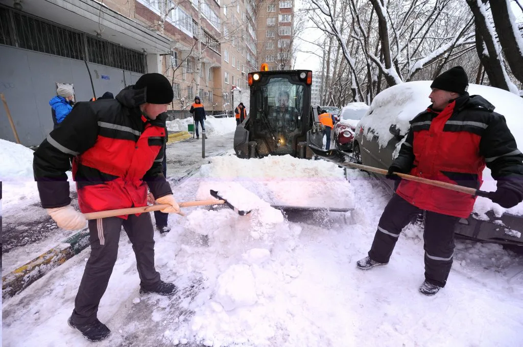 Очистка дворов от снега с гарантией результата в Стрежевом в октябре