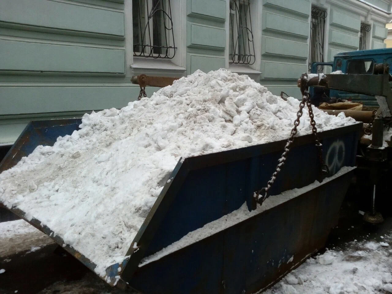 Вывоз снега контейнерами в Стрежевом в октябре